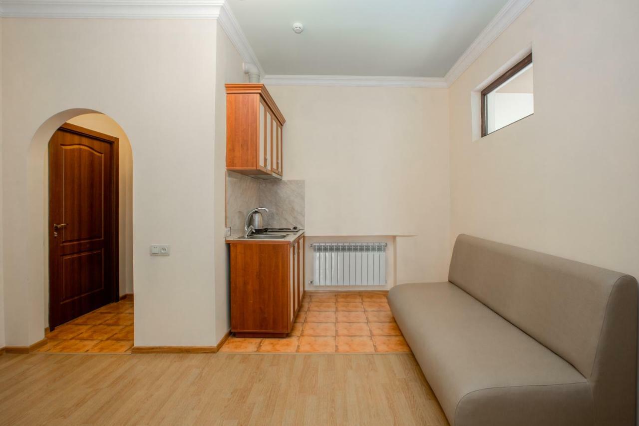 Ariana Family Hotel Dilijan Exterior photo