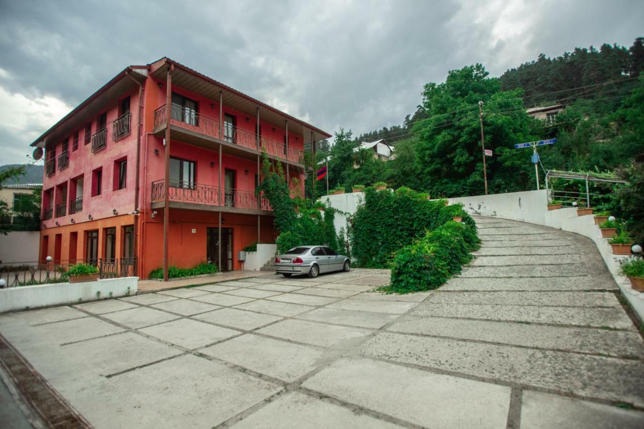 Ariana Family Hotel Dilijan Exterior photo