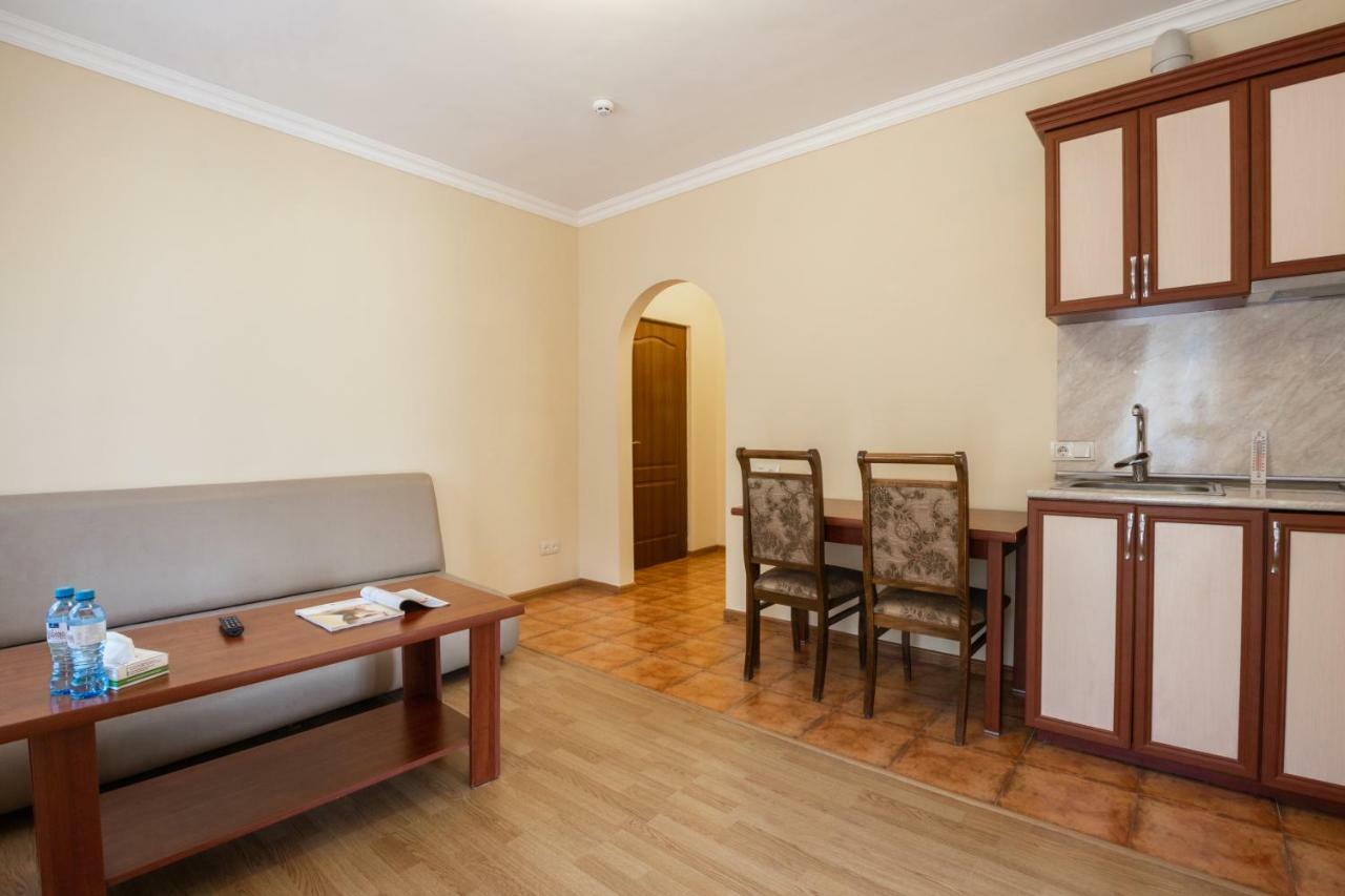 Ariana Family Hotel Dilijan Exterior photo