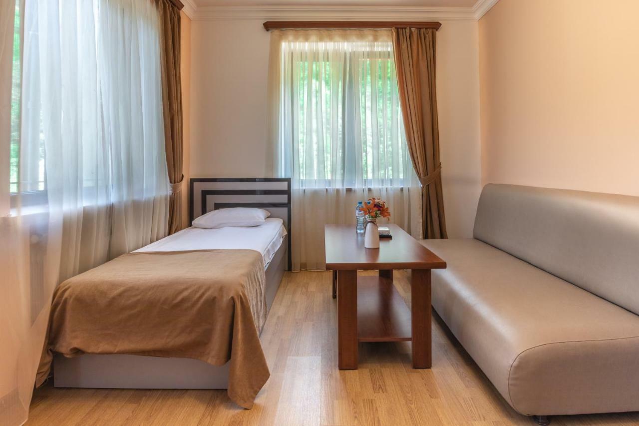 Ariana Family Hotel Dilijan Exterior photo